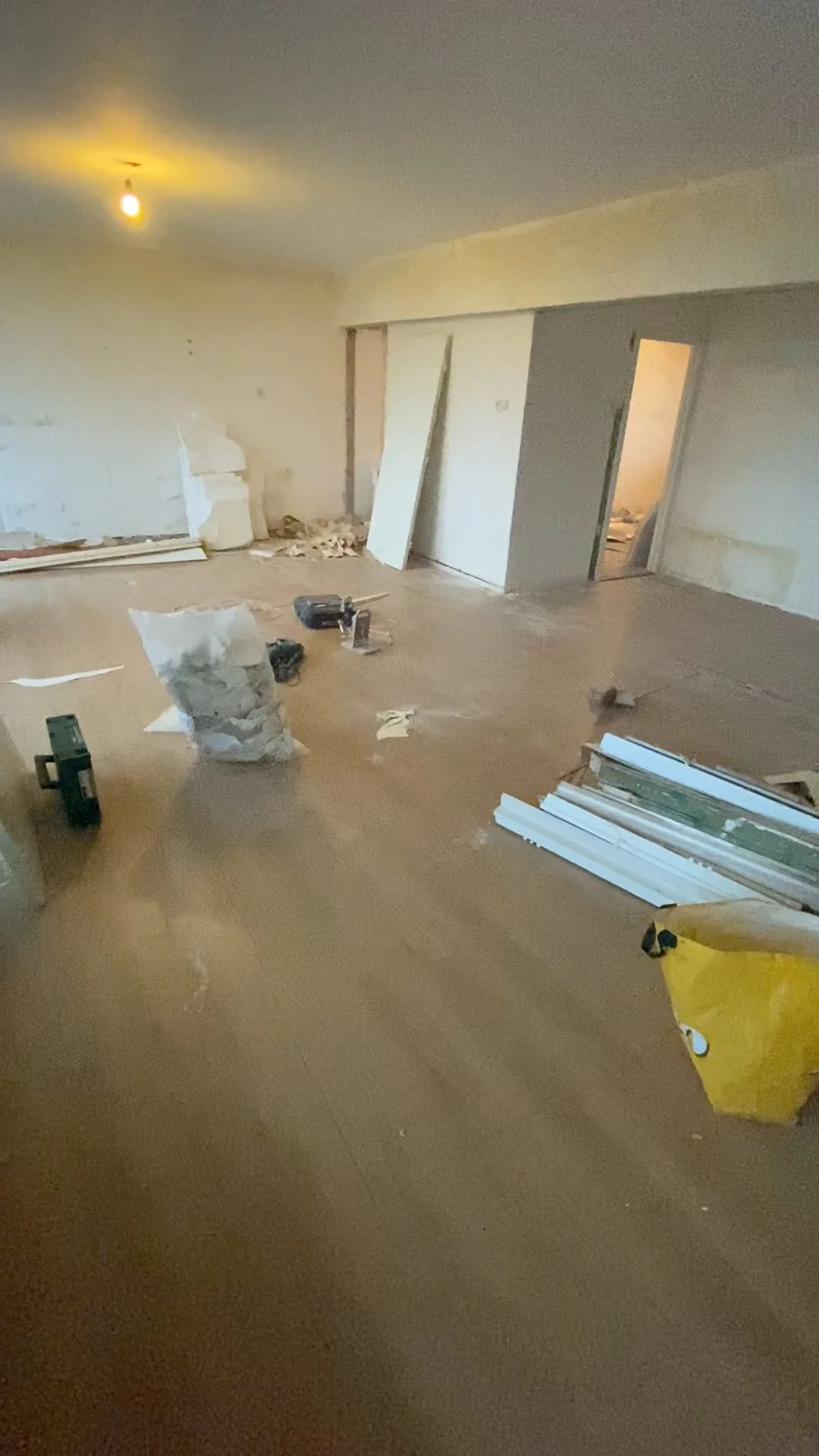 Open woonkamer keuken voor renovatie